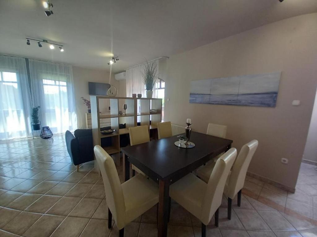 Appartement Lujza Apartman Goedoello Extérieur photo